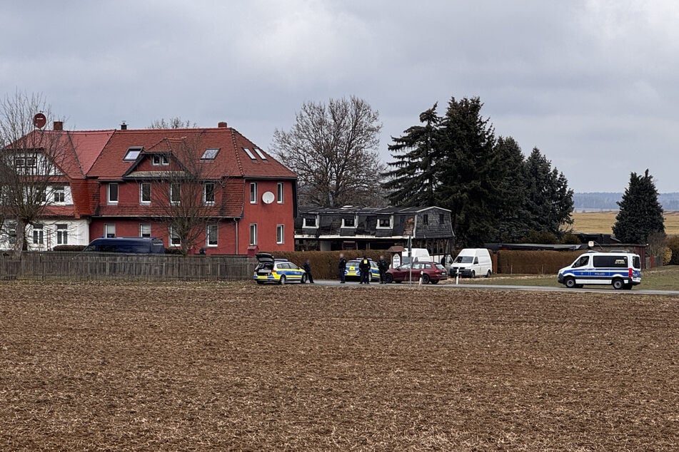 Schrecklicher Fund im Vogtland: In einem Wohnhaus wurden am Dienstagmorgen drei tote Personen entdeckt.