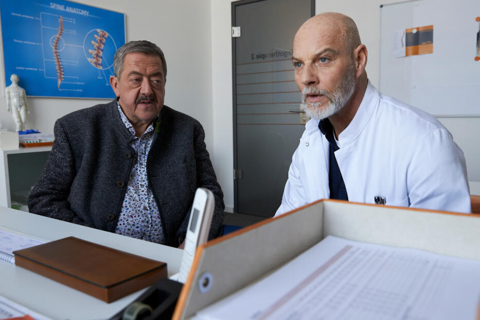 Hofer (Joseph Hannesschläger, l) in einer Szene mit Dr. Gerhard Paulsen (Simon Licht, r) in seiner letzten "Die Rosenheim-Cops"-Folge.