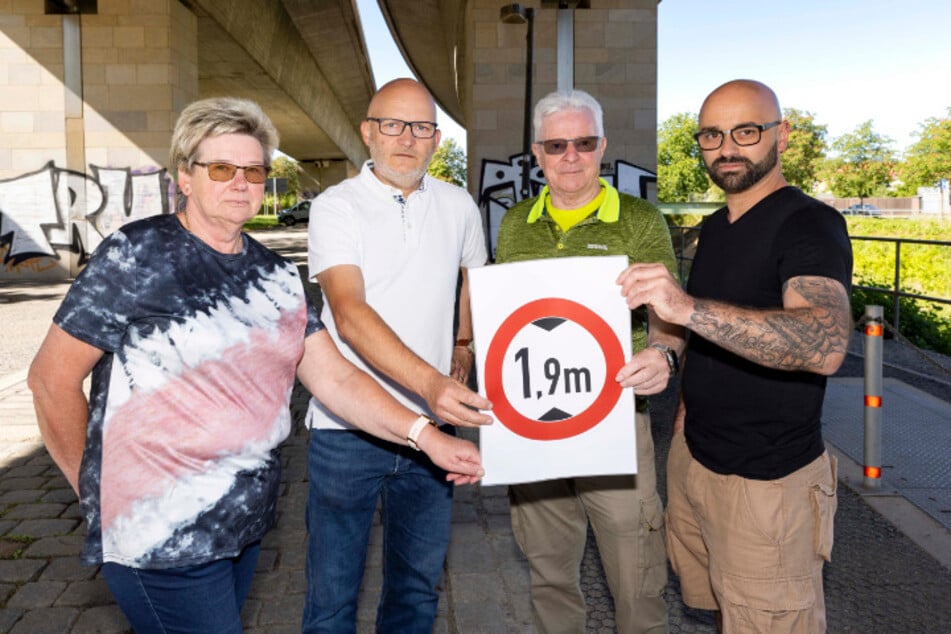 Petra Sorgalla (71, v.l.), Stadtrat Torsten Nitzsche (49, Freie Wähler), Eberhard Sorgalla (72) und Frank Hartmann (38) fordern unter der Nossener Brücke eine Höhenbegrenzung und die Freigabe der Stellplätze für Autos.