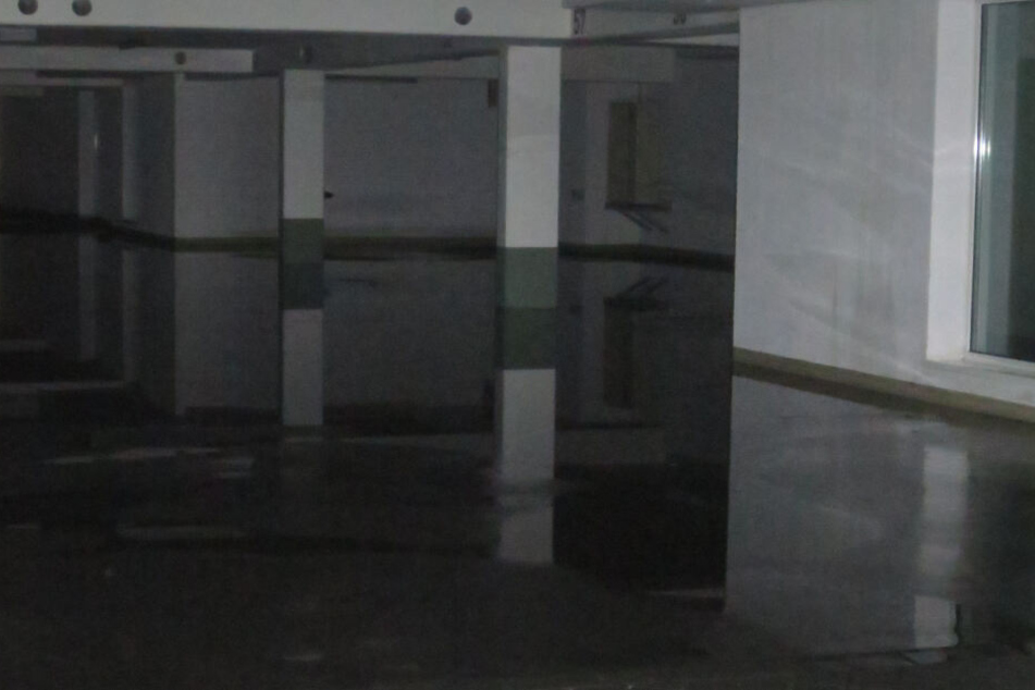 Eine Garage lief komplett voll.