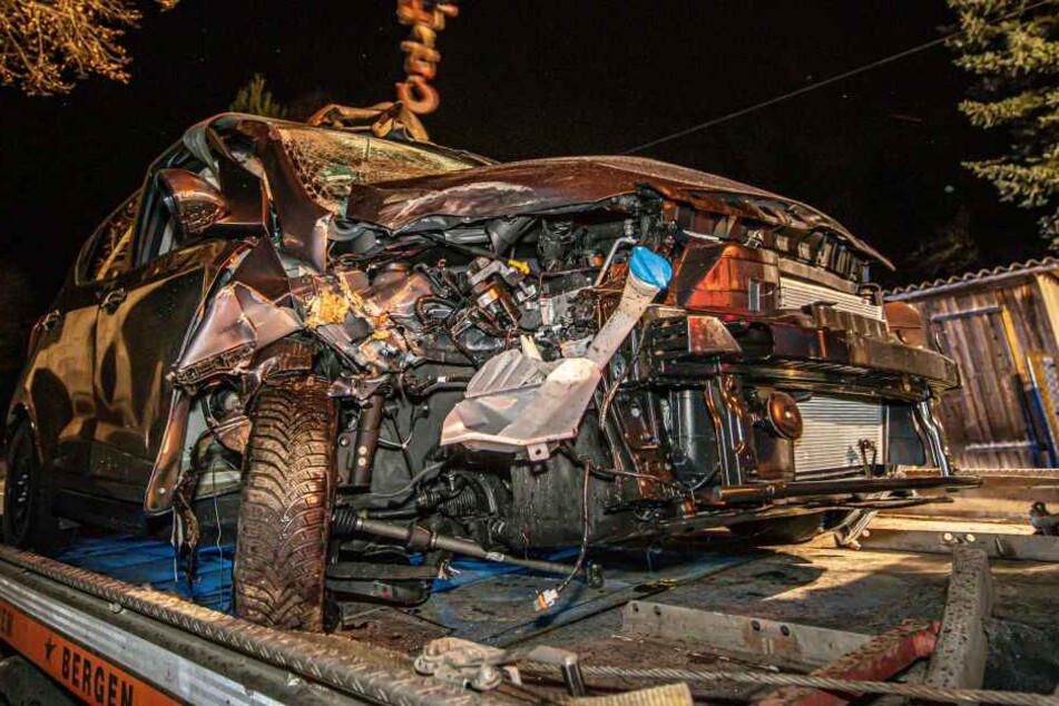 Über 2 Promille! Autofahrerin kracht gegen Baum