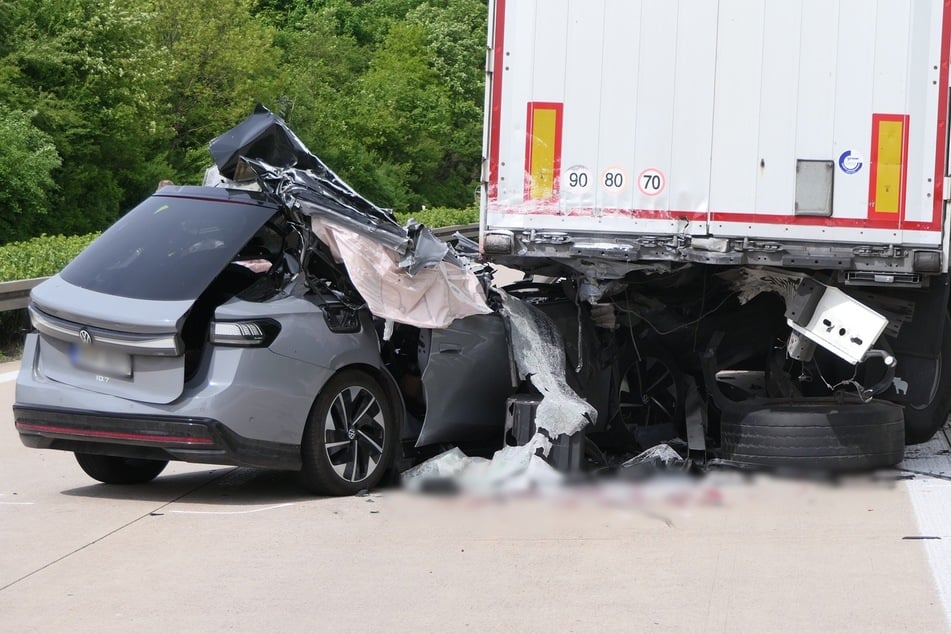 Für den Fahrer des VW kam jede Hilfe zu spät.