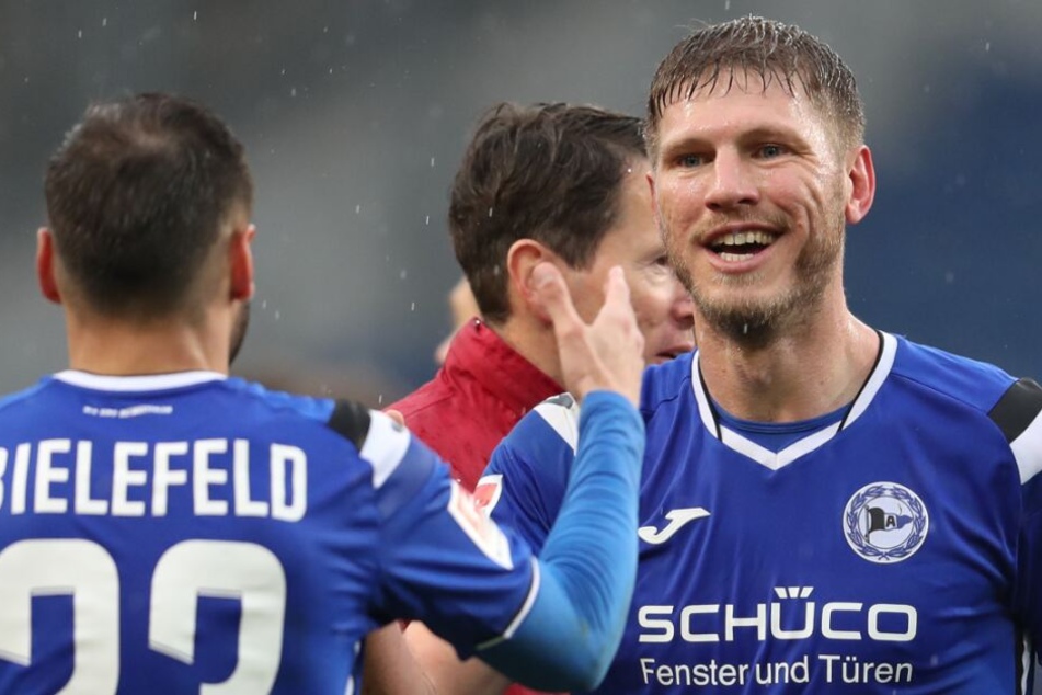 Fabian Klos (r.) freut sich über seinen 1:0-Siegtreffer.