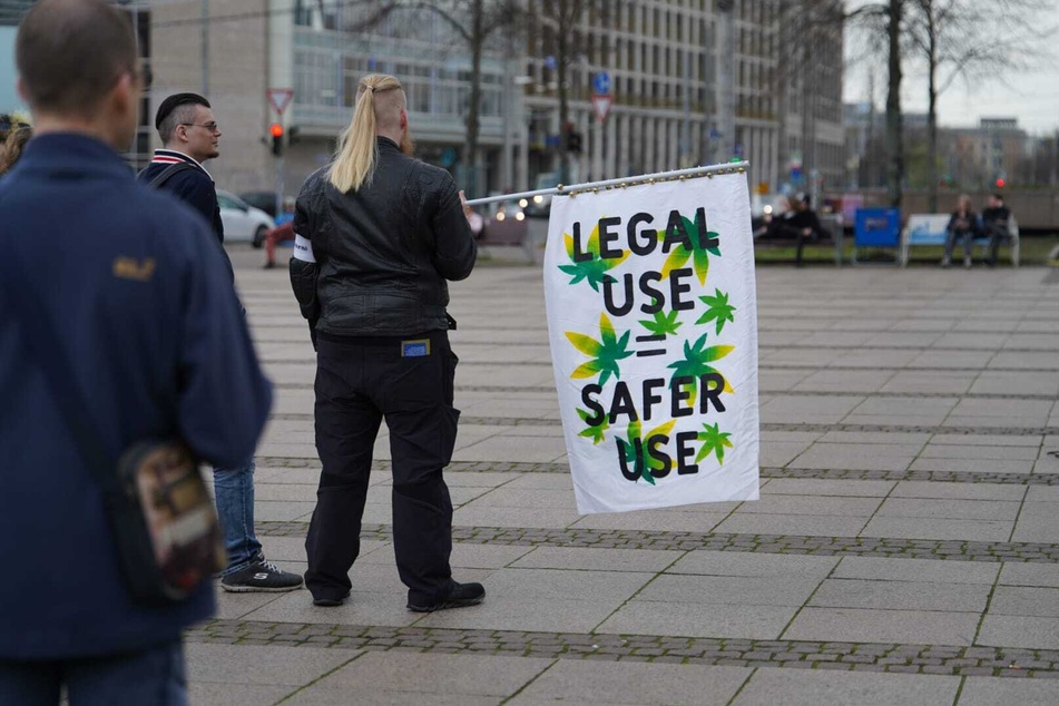 Die Demonstrierenden erhoffen sich Nachbesserungen des zum 1. April 2024 erlassenen Cannabis-Gesetzes.