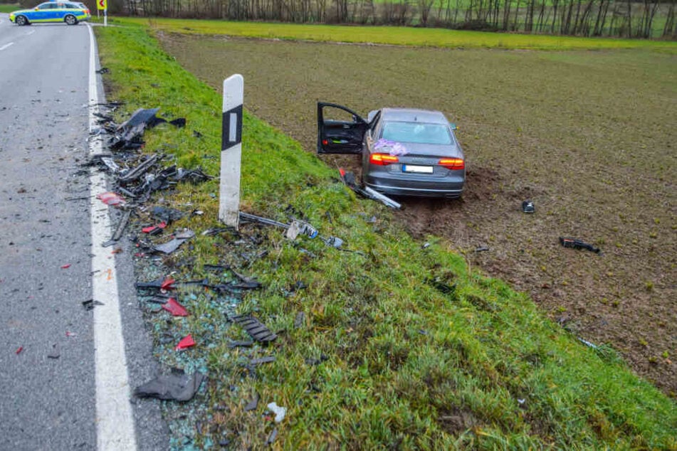 Trümmerteile liegen auf der und neben der K2160 zwischen Stetten und Schwaigern.