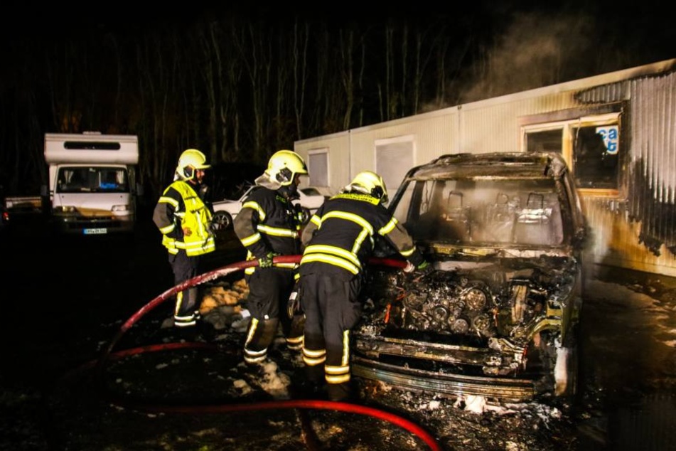 Die Feuerwehr konnte verhindern, dass das Feuer auf umstehende Fahrzeuge und Häuser übergriff.