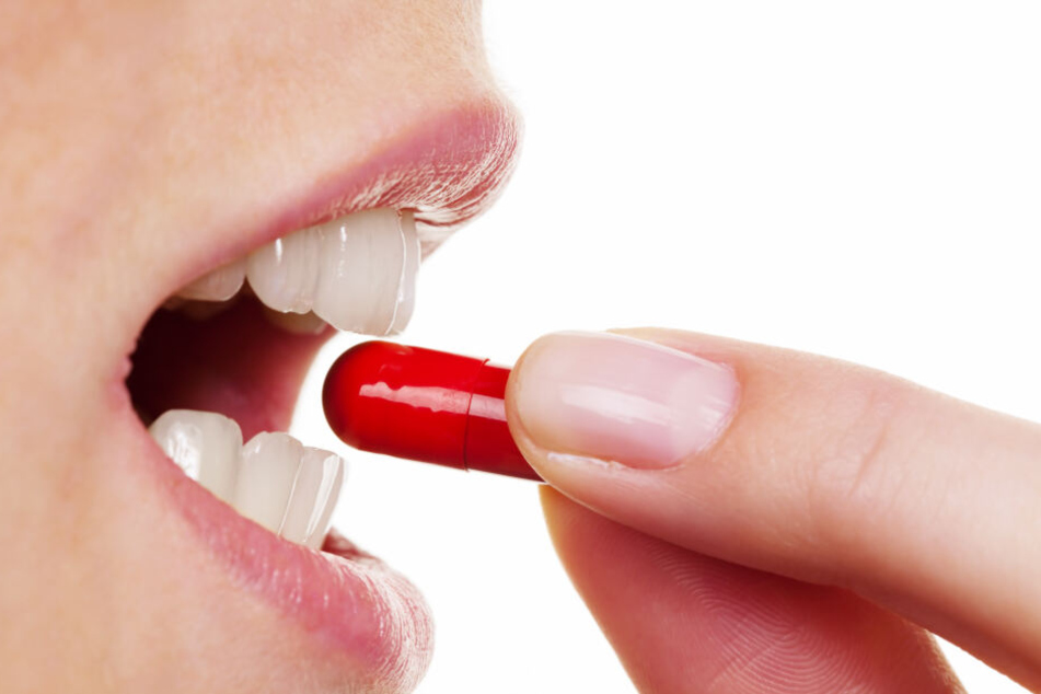Viele Menschen nehmen Tabletten im Liegen ein - das kann gefährlich werden.