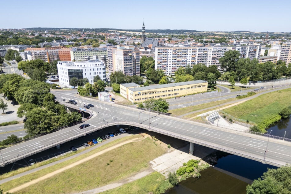 Auch die Glück-Auf-Brücke wurde wie die Dresdner Carolabrücke in Spannbetonweise gebaut.
