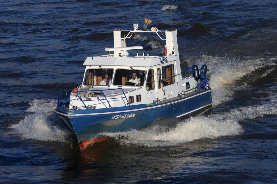 Wasserschutzpolizei und Feuerwehr haben ein in Not geratenes Sportboot samt Besatzung gerettet. (Symbolbild)