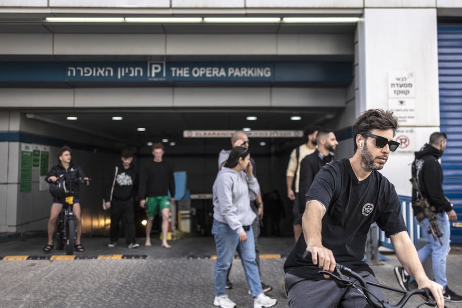 Ertönt Raketenalarm, suchen die Menschen in Israels Städten unter anderem Zuflucht in U-Bahn-Stationen oder - wie hier in Tel Aviv - in Tiefgaragen.