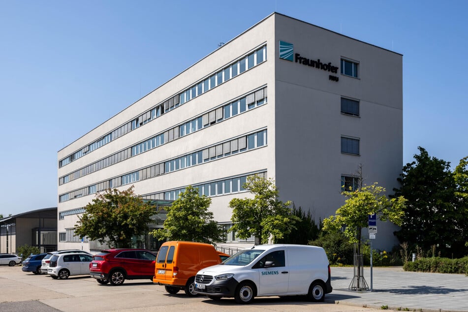 Vier Forscher des Fraunhofer IWU entwickelten in den vergangenen dreieinhalb Jahren mit den Partnern praxisnahe Lösungen für eine automatisierte Demontage.