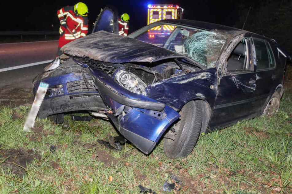Der Golf wurde bei dem Unfall stark beschädigt.