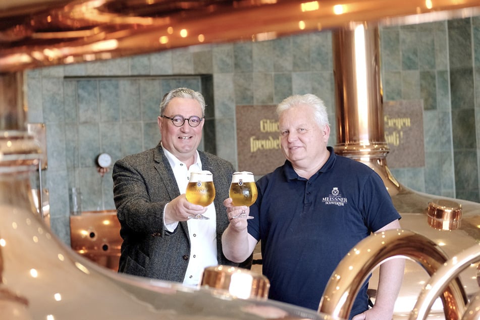 Inhaber Eric Schäffer (l.) und Braumeister Bernd Heitmann stoßen auf ihr Meißener Schwerter-Bier an.