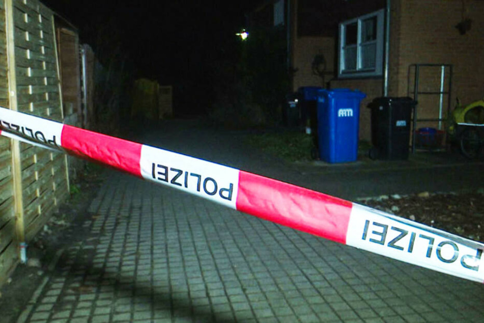 Ein Polizeiabsperrband sichert den Hinterhof.