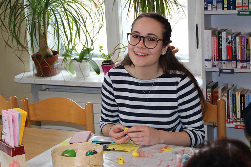 Bastelstunde in Plauen! Julia Köhler (19) hilft psychisch kranken Menschen in der Beratungsstelle Plauen.