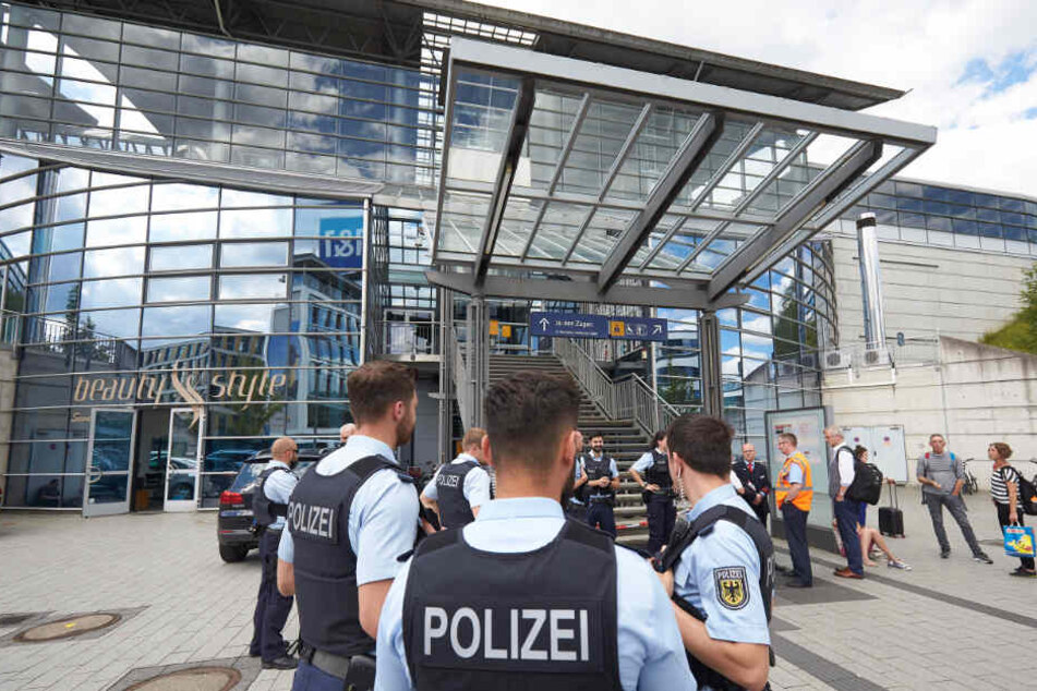 Bundesinnenminister Horst Seehofer will nach zwei Bluttaten innerhalb einer Woche an Bahnhöfen mehr Polizisten einsetzen.