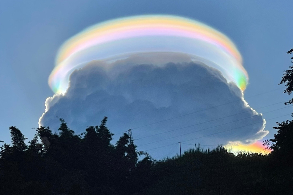 Spektakuläres Naturschauspiel: Anwohner filmen äußerst seltene "Regenbogentuchwolke"!