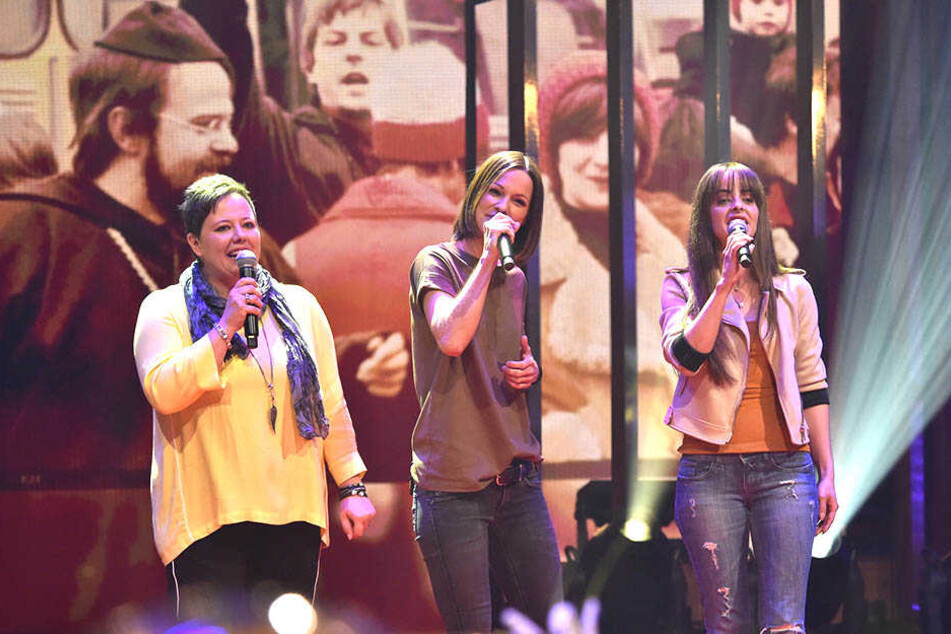 Heute singen Claudia (l.) und Sabrina (r.) gemeinsam mit Christina Stürmer (37, mitte) für ihre Mutter.