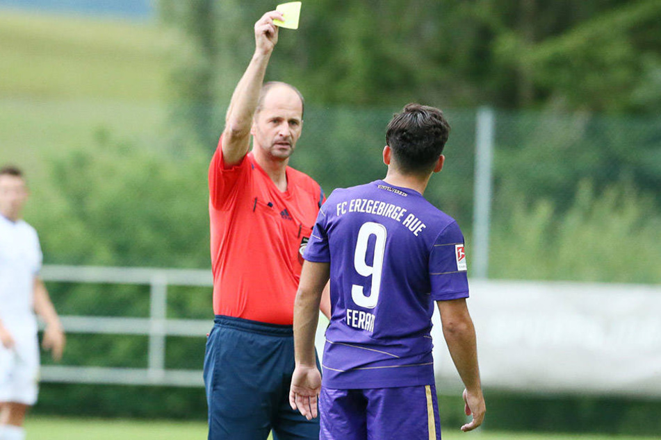 Heißsporn Arianit Ferati sieht gegen Liberec Gelb. Er muss sich beherrschen, in der Meisterschaft kann das dumm ausgehen.