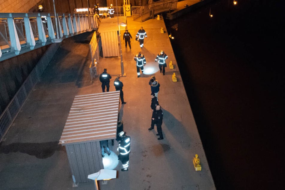 Rettungskräfte von Polizei und Feuerwehr fanden den Mann auf einem Ponton an der Elbe.