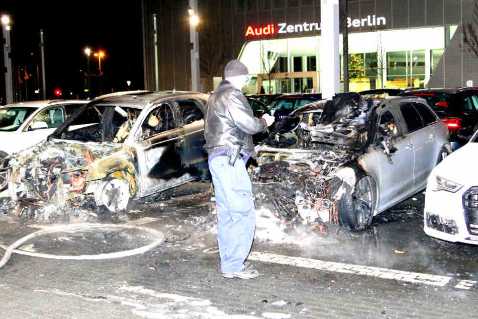 Auf dem Gelände des Audi Zentrums Berlin-Adlershof sind in der Nacht zu Montag zwei Autos komplett ausgebrannt.