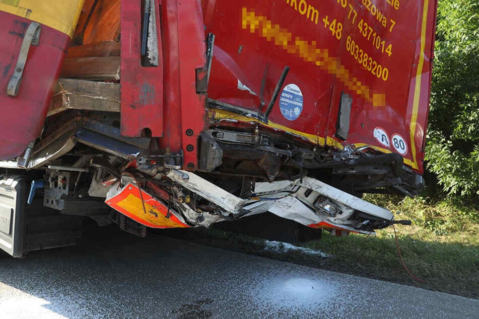 Auch für den anderen Lkw war nach dem Auffahrunfall die Weiterfahrt unmöglich.