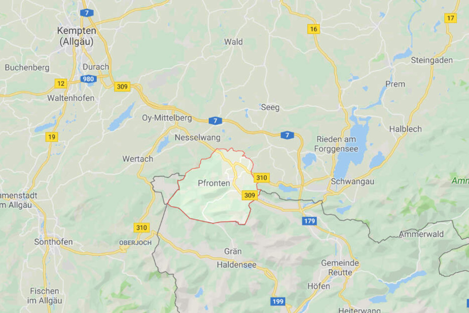 Ein Autofahrer ist bei Pfronten im Landkreis Ostallgäu von einer Regionalbahn erfasst worden.