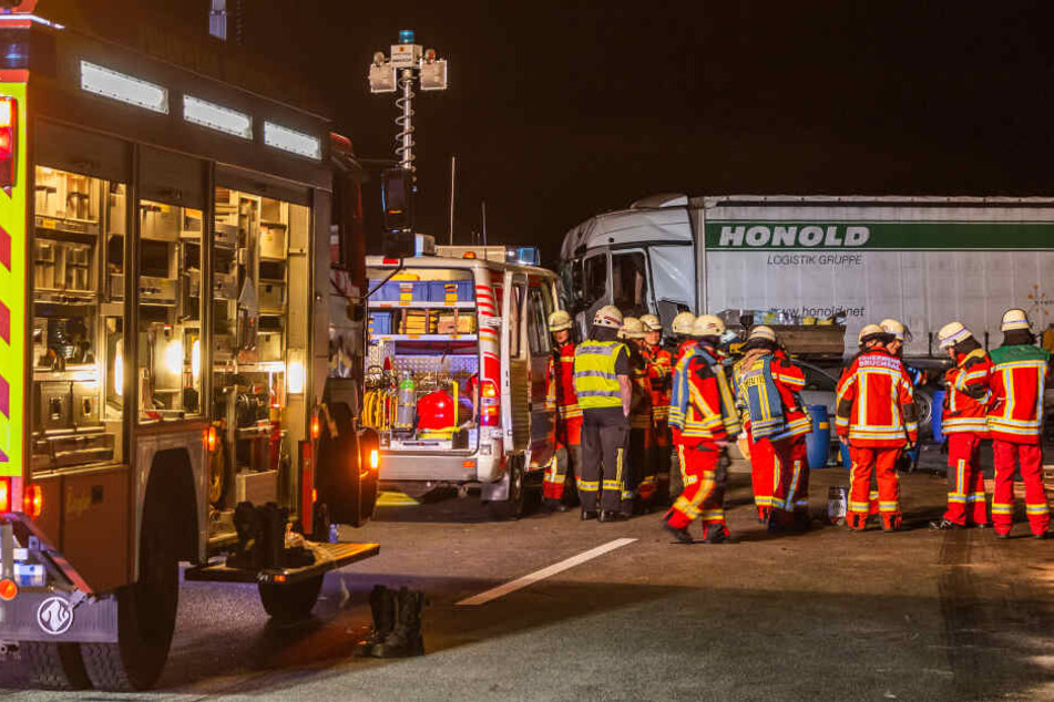 Nach Crash musste die A5 vollgesperrt werden.