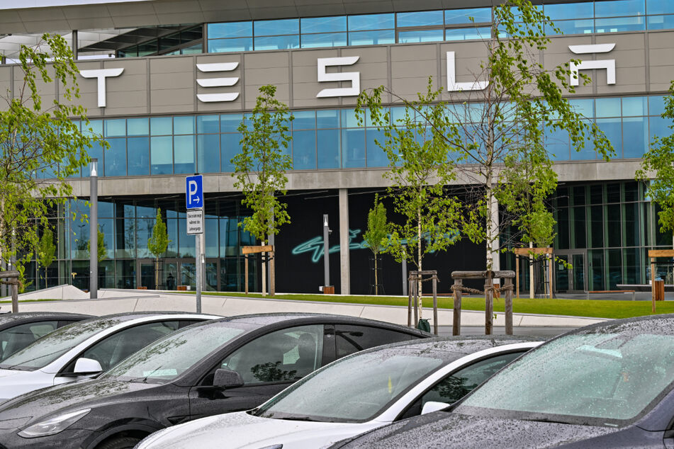 Der angekündigte Stellenabbau bei Tesla betrifft auch das Werk in Grünheide.