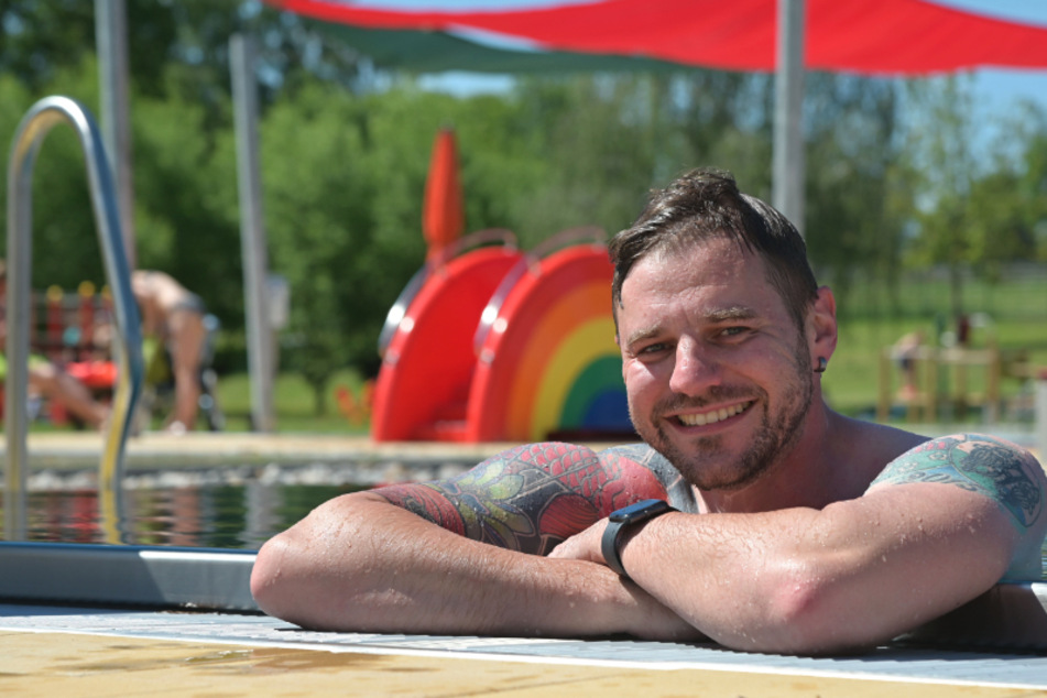 Freibad-Saison startet endlich! Bürgermeister springt zuerst rein