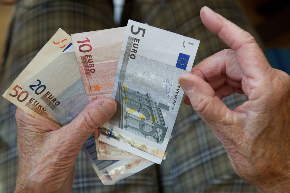 Wer das erste Jahr im Heim lebt, musste im bayernweiten Schnitt zum 1. Januar dieses Jahres 2332 Euro pro Monat aus eigener Tasche zahlen. (Symbolbild)