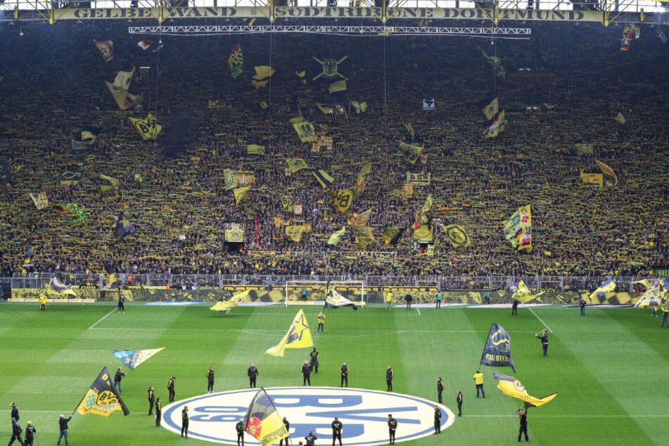 Dieses herrliche Foto, das vor dem 2:4 am 27. April 2019 beim 4:2-Sieg der Schalker in Dortmund aufgenommen wurde, wird es am heutigen Samstag leider nicht geben.