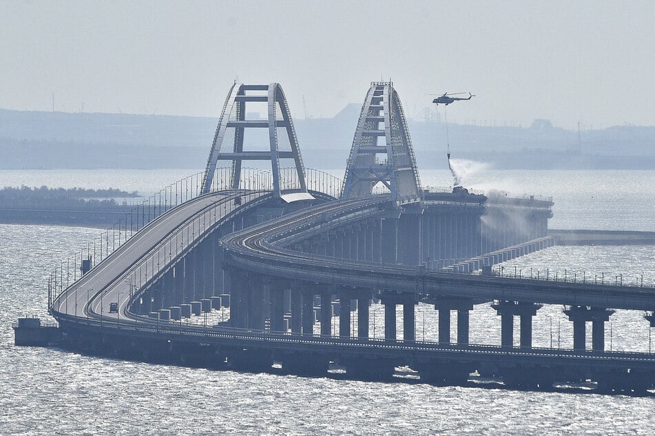 Die Ukraine hatte immer wieder erklärt, sie wolle die Brücke zerstören, sobald sie die militärischen Mittel dazu hat, weil das Bauwerk illegal errichtet worden sei. (Archivbild)