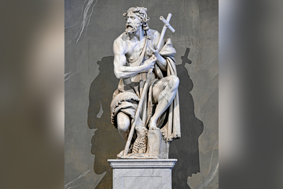 Die Skulptur "Johannes der Täufer" steht nach über zwei Jahren nun wieder an ihrem angestammten Platz.