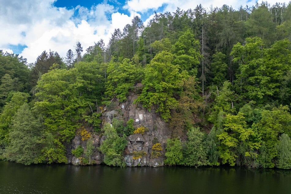 Von diesem Felsen stürzte der Wanderer (39) in den Fluss.