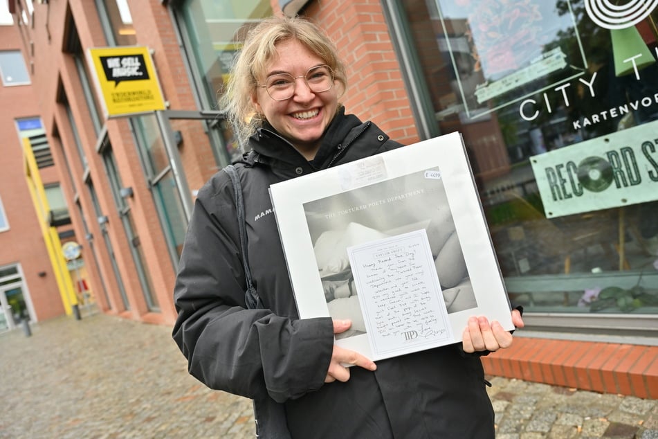 Carolin Claaßen (25) aus Chemnitz kaufte sich am Samstag das neue Album "The Tortured Poets Department" von Pop-Ikone Taylor Swift.