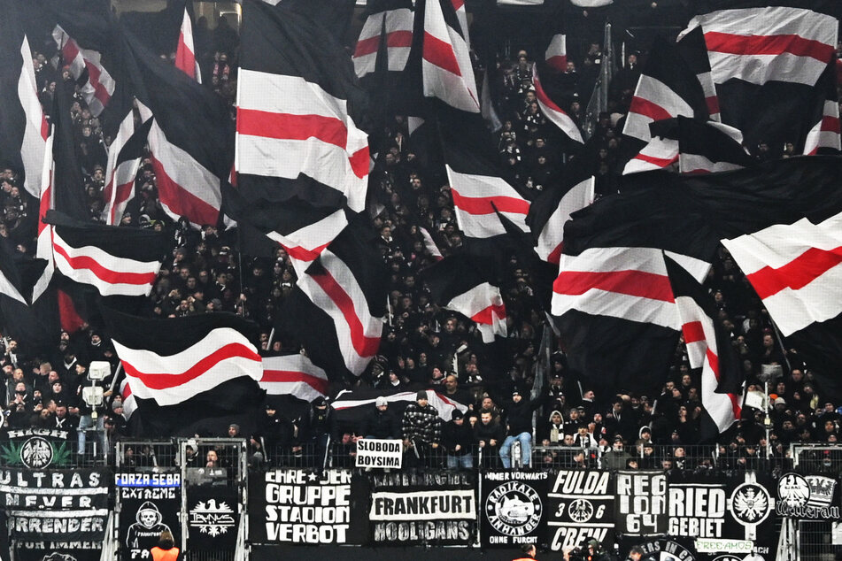Frankfurts Ultras feiern vor dem Anpfiff der Partie - später zeigten die Fans eine sehr solidarische Geste.