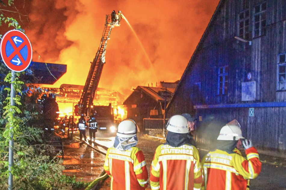 Millionenschaden in Weingarten entstanden: Blitzeinschlag setzt Lagerhalle in Brand