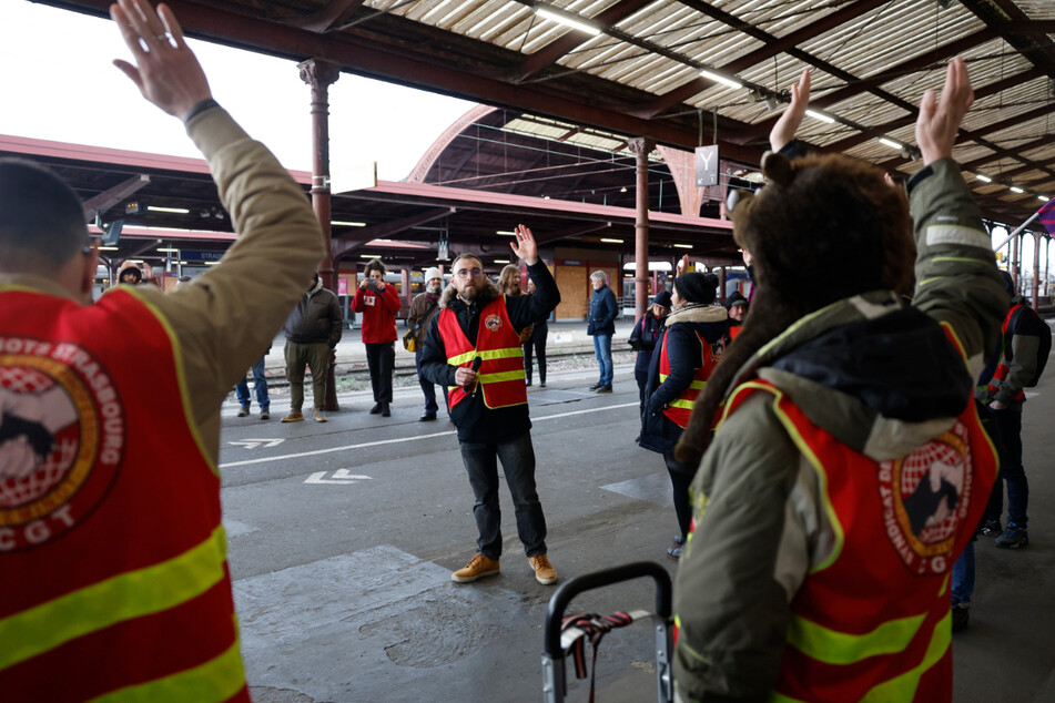 Protestierende Eisenbahner stimmen im Bahnhof von Straßburg für eine Verlängerung des Streiks.