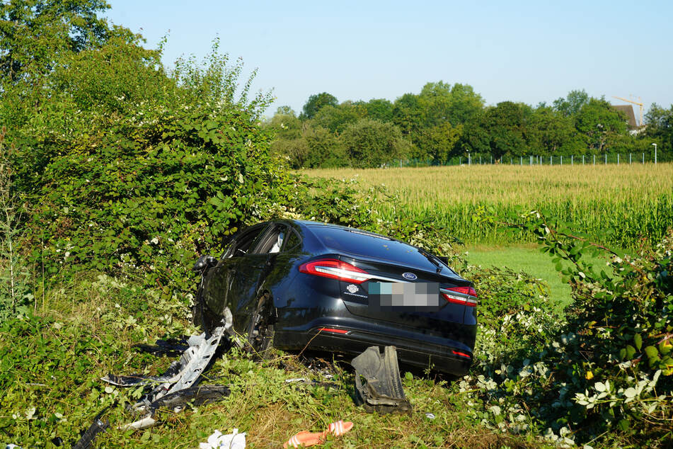 Der dunkle Ford raste nach dem Zusammenprall in eine angrenzende Wiese, wo er schließlich gegen einen Baum prallte.