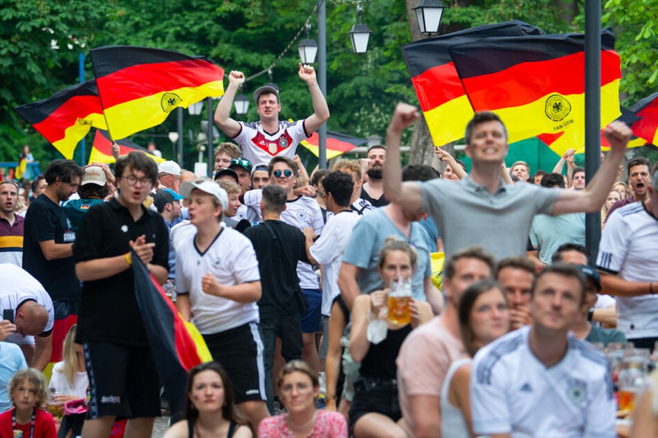 Dicht gedrängt jubeln Fans in einem Münchner Biergarten. Masken - Fehlanzeige!