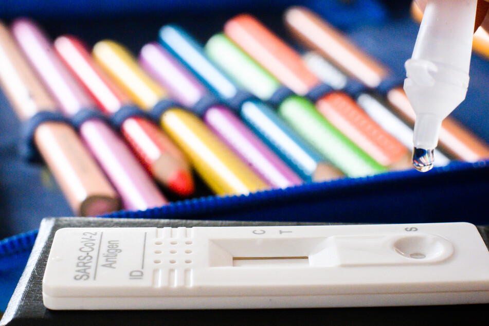 lüssigkeit wird auf einen Selbsttest für das Coronavirus getröpfelt. Von Montag an müssen sich Schülerinnen und Schüler in Niedersachsen nicht mehr jeden Tag auf das Coronavirus testen.