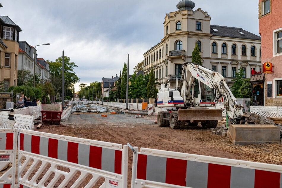 Die Straßen werden abschnittweise saniert. Von den Umleitungen sind Händler in ganz Laubegast betroffen.