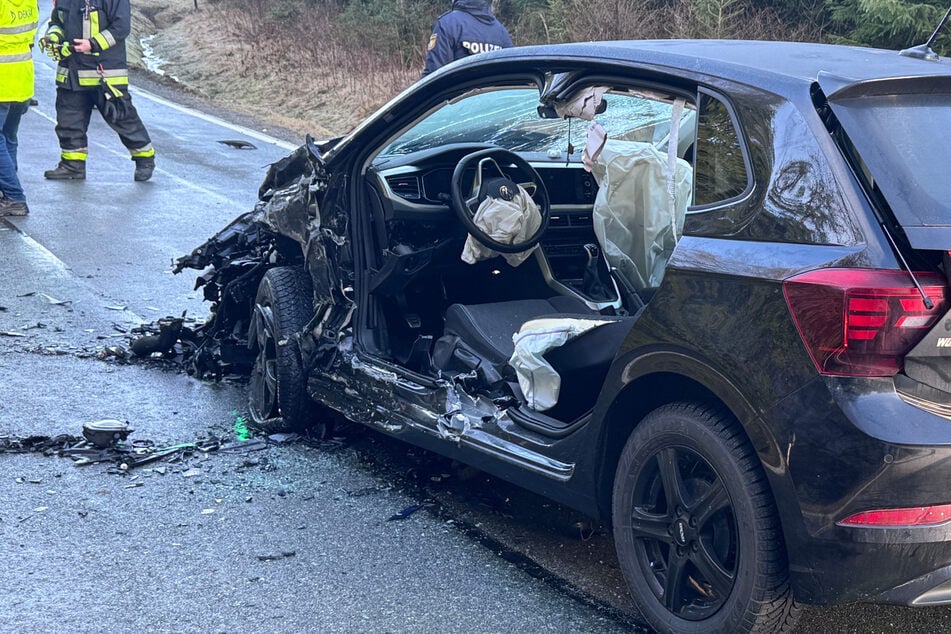 Tragödie auf glatter Straße: Frau (†58) stirbt bei Frontal-Crash