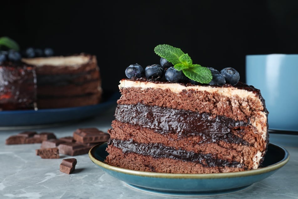 Schoko-Blaubeer-Torte: Rezept mit leckerer Heidelbeer-Cremefüllung