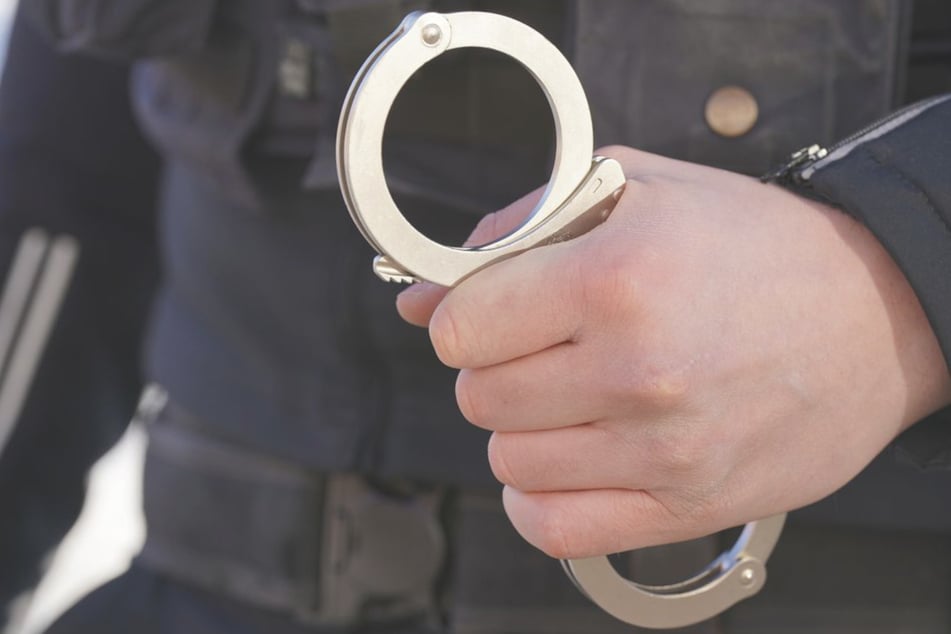 Die Polizei spürte den Mann auf und nahm ihn fest. (Symbolfoto)