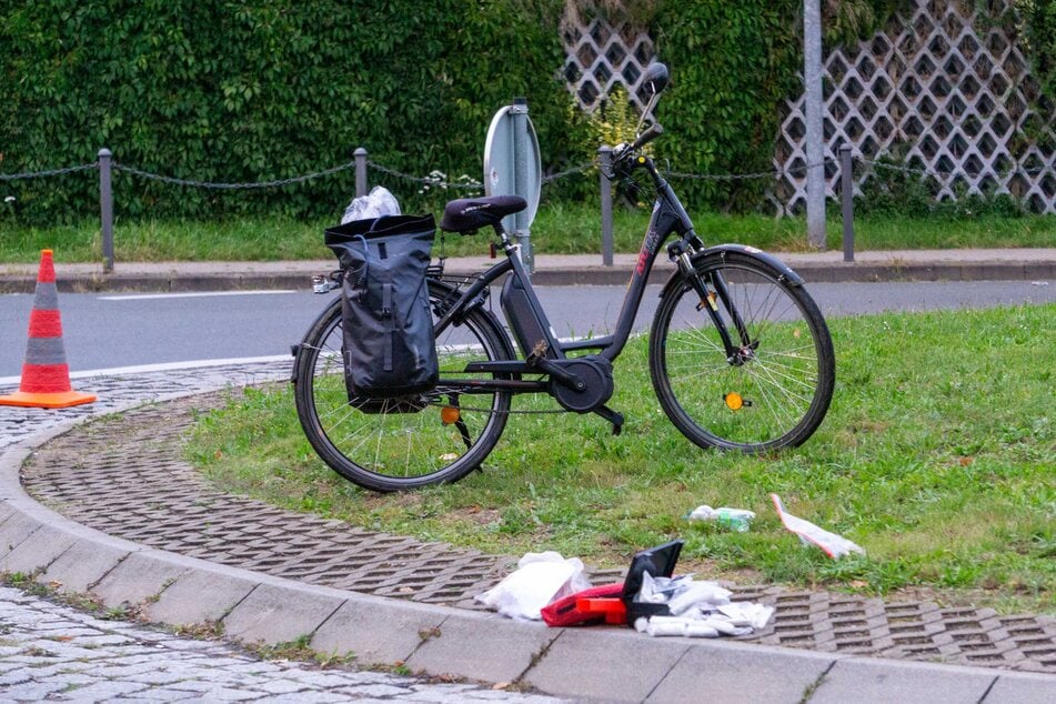 Ein Pedelec-Fahrer (68) wurde am Freitagabend in einem Kreisverkehr in Döbeln schwer verletzt. Rettungskräfte brachten den Mann in ein Krankenhaus.