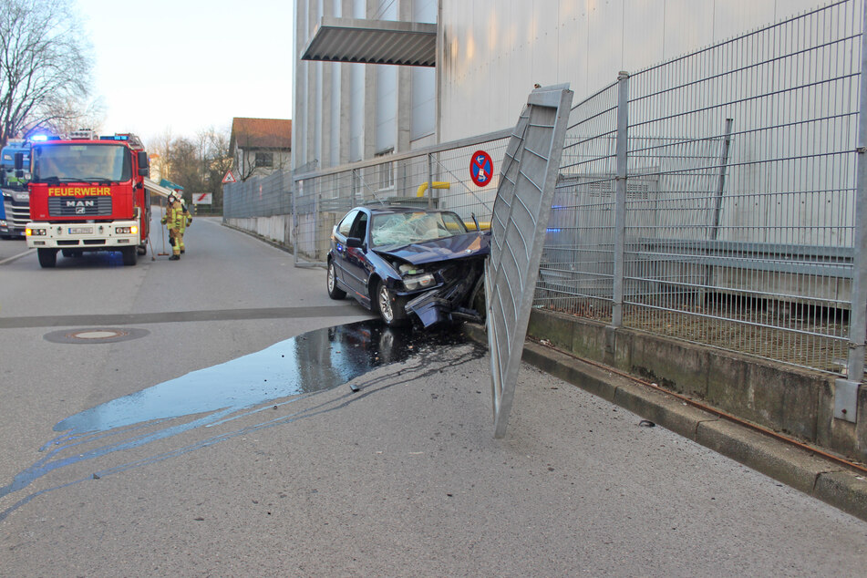 Bei einem Autounfall in Wülfrath (Kreis Mettmann) ist ein 25-Jähriger am Sonntag schwer verletzt worden. Die Polizei sucht Zeugen und bittet um Hinweise.