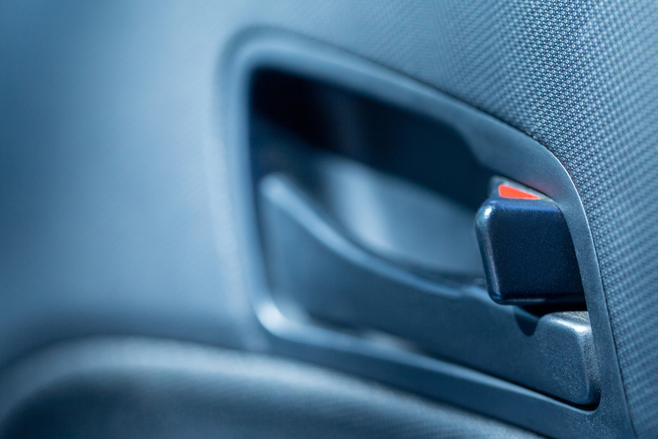 Die Mutter konnte ihr Baby nicht selbst aus dem Auto befreien, da sich die Türen von innen verriegelt hatten (Symbolbild).