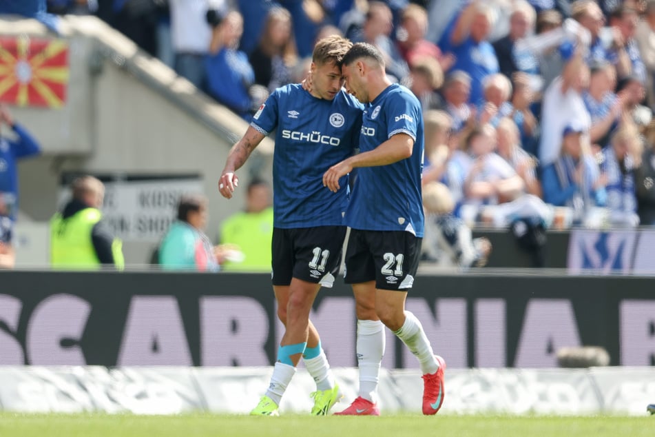 Arminia-Angreifer Joel Grodowski (27, l.) feiert seinen Treffer zum 1:1 mit Teamkollege Stefano Russo (25).